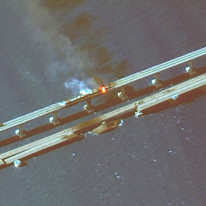 Satellitenbilder von begrabenen Autos auf der Kertsch-Brücke