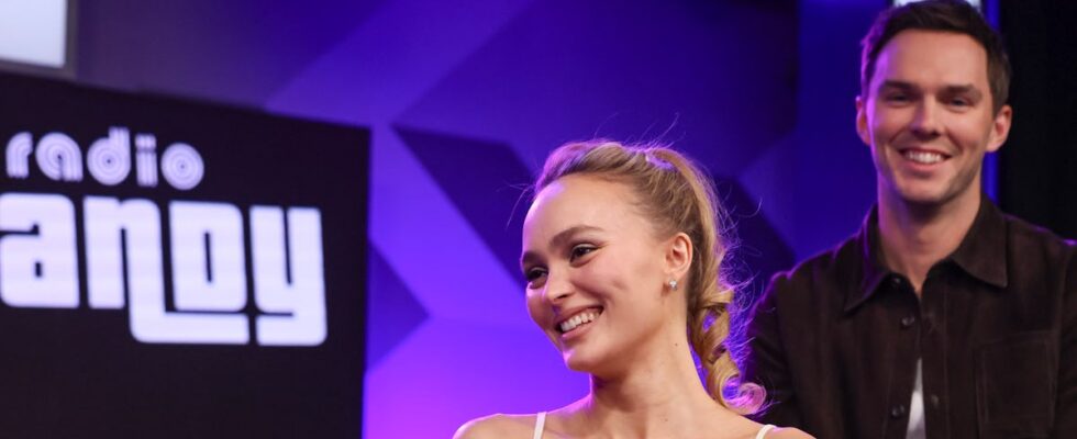 1734543367 Lily Rose Depp trug diese Indie Marke viermal in einer Woche