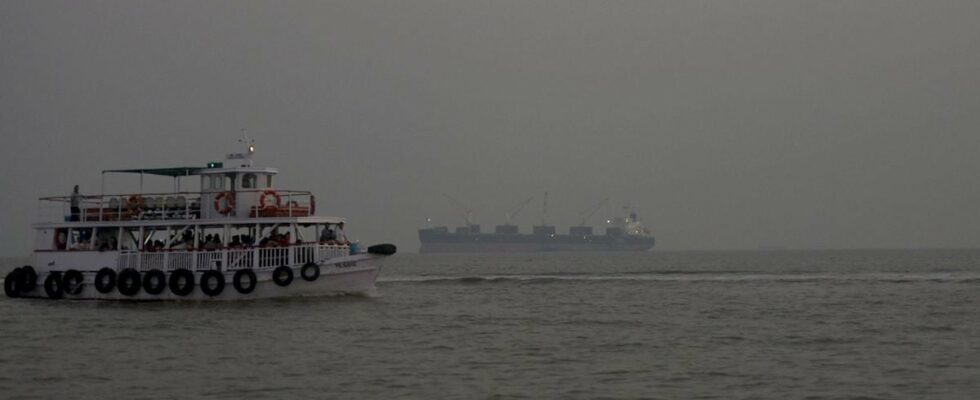 1734549114 Dreizehn Menschen getotet nachdem ein Schnellboot der indischen Marine vor