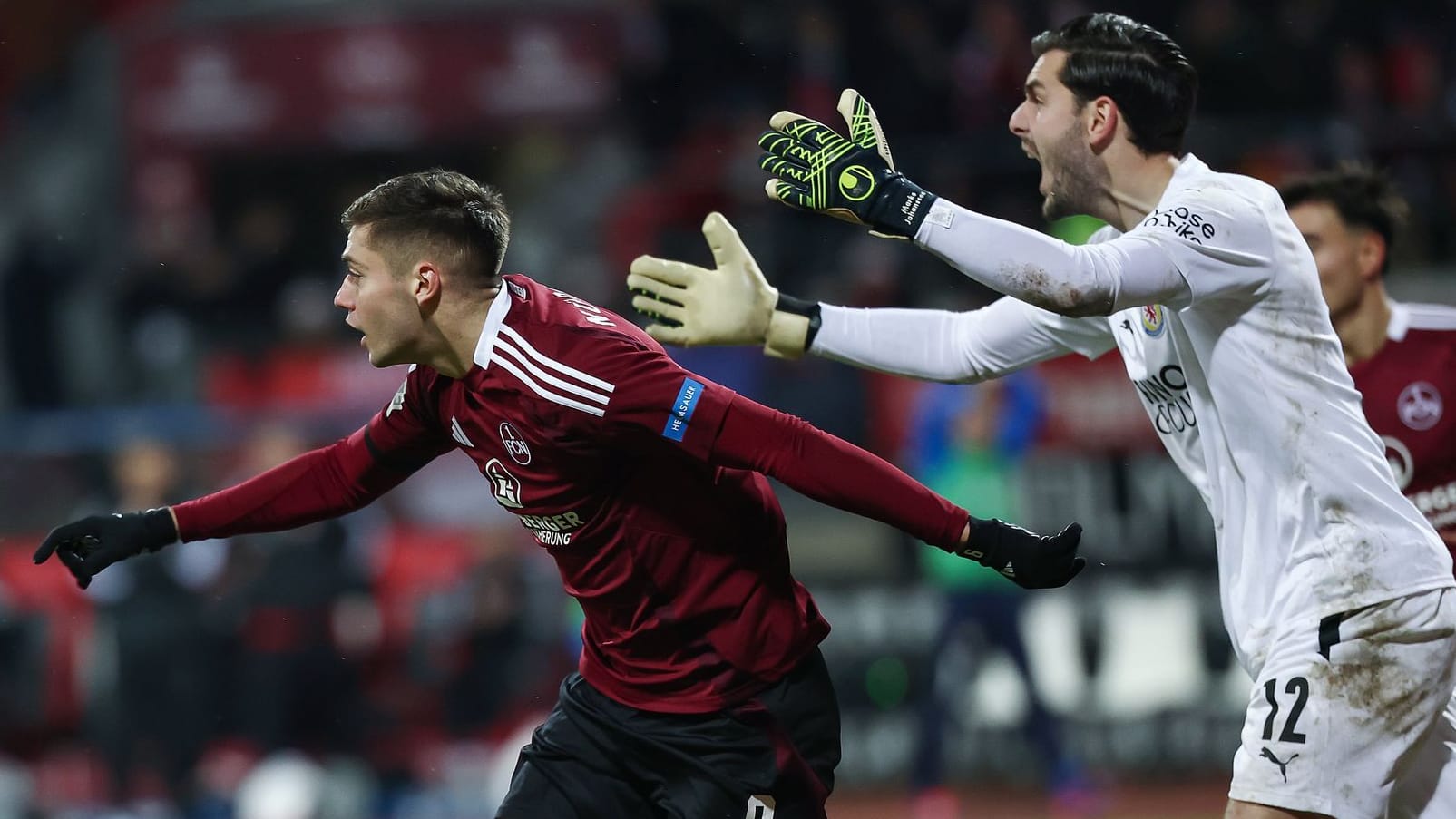 Stefanos Tzimas (l.) cheers, Marco Johansson (r.) complains: Nuremberg's winning goal against Eintracht was the result of a free kick trick.