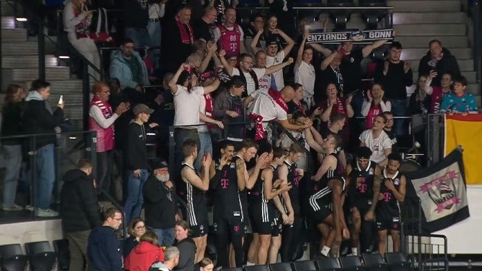 Konnten ihr Glück kaum fassen: die Bonner Mannschaft feierte nach dem Spiel mit ihren Anhängern