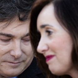 Argentine President Javier Milei gestures with Argentine Vice President Victoria Villarruel during the commemoration of the fallen agents of the Argentine Federal Police in Buenos Aires. | Photo: Tomas Cuesta / AFP