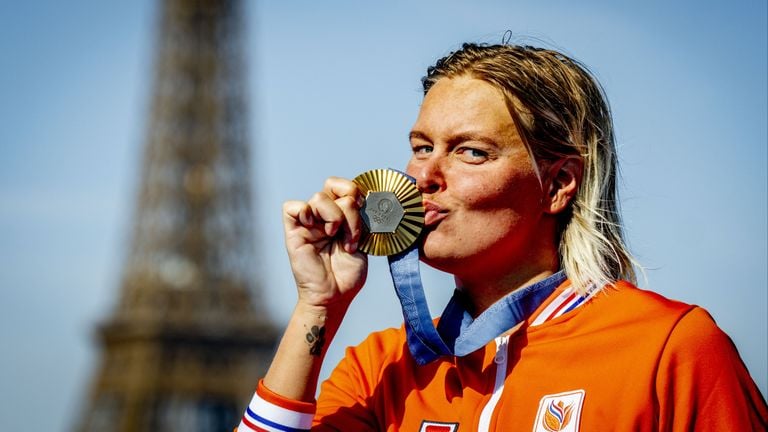 Sharon van Rouwendaal after the open water swimming with her gold medal (photo: ANP / Hollandse Hoogte / Robin Utrecht).