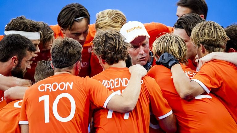 Jeroen Delmee addresses his players (Photo: ANP)