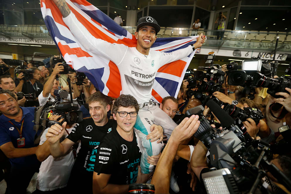 Zweites Jahr, erster Mercerdes-Titel. Hamilton feiert mit Union-Jack-Flagge und seinen Mechanikern