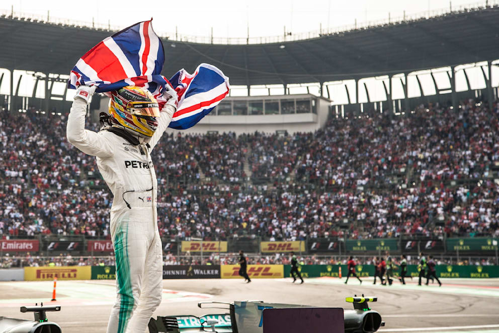 Goldener Helm für den Goldjungen: Hamilton feiert in Mexiko 2017seinen vorzeitigen Titelgewinn. Es ist sein Vierter insgesamt