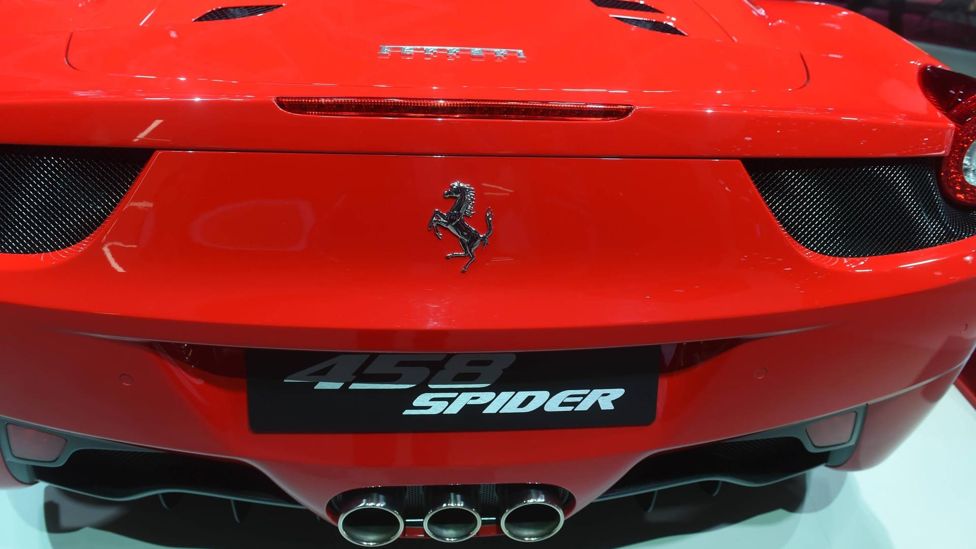 The Brazilian superstar Neymar fulfilled his childhood dream in 2015 and bought a Ferrari 458 Spider worth 280,000 euros. Just a year later, the professional was involved in a crash. Neymar was hardly injured, but the speedster had to go to the workshop.