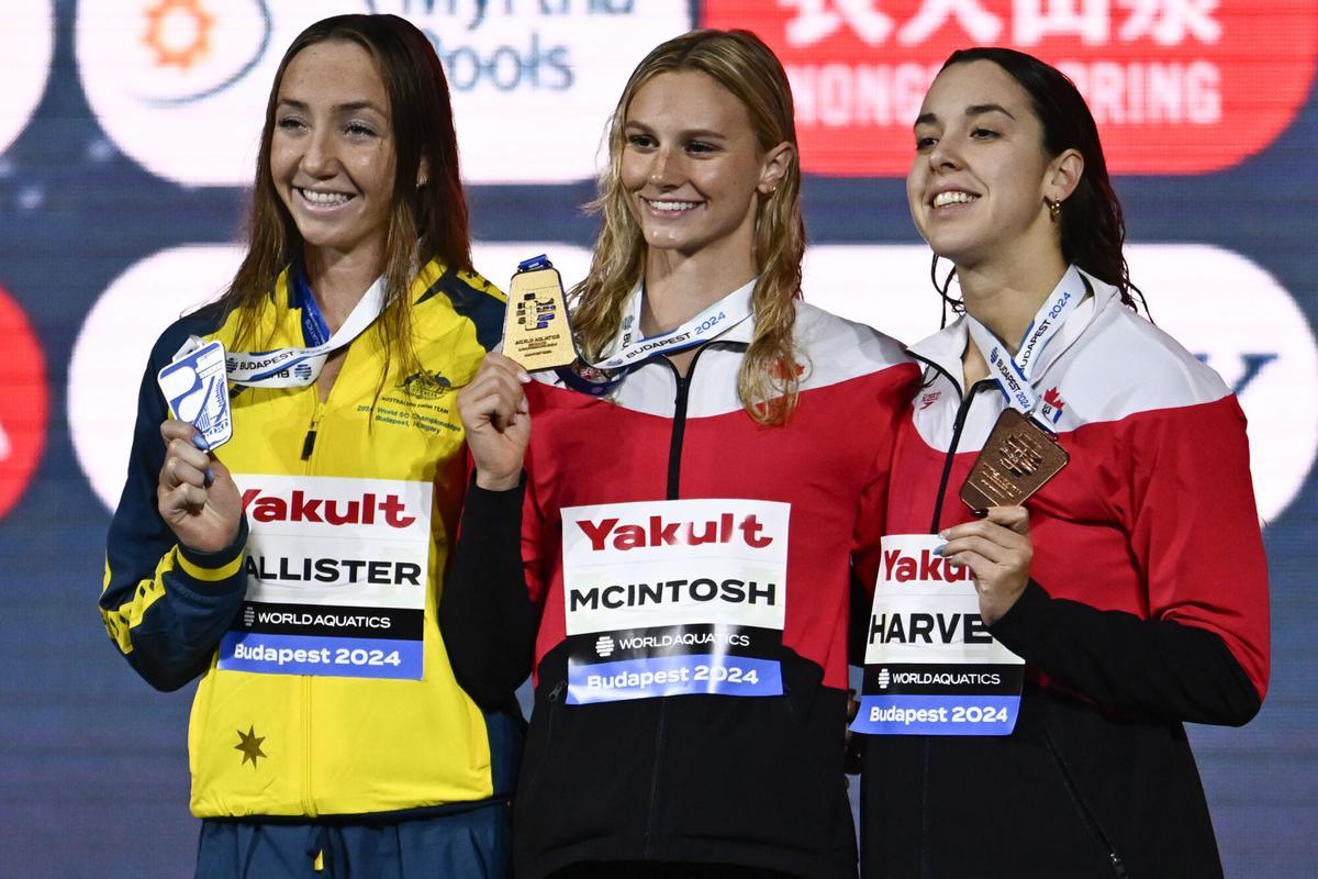 From the left, second-placed Lani Pallister of Australia, first-placed Canada's Summer Mcintosh, and third-placed Canada's Mary-Sophie Harvey during the World Short Course Swimming Championships in Budapest, Hungary, Tuesday, Dec. 10, 2024. (AP Photo/Denes Erdos). EDITORIAL USE ONLY/ONLY ITALY AND SPAIN