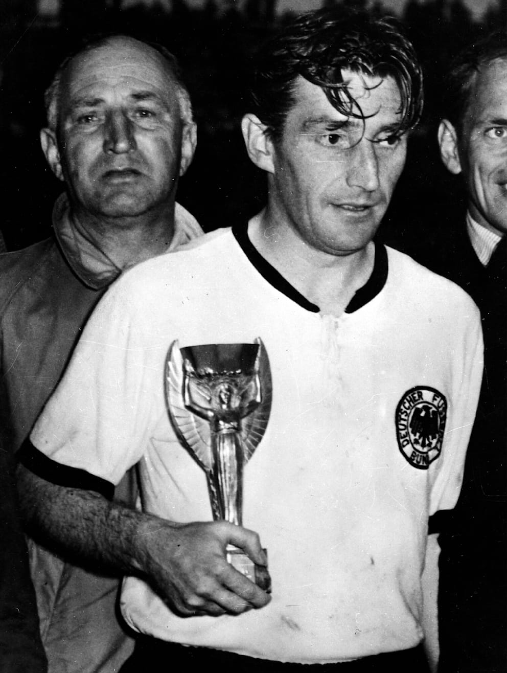Walter mit dem WM-Pokal 1954