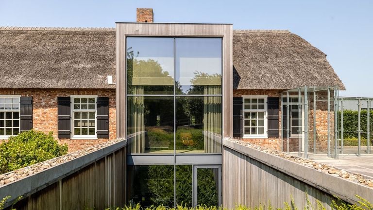 The glass facade extends into the basement area (photo: Van Baarle Makelaardij).