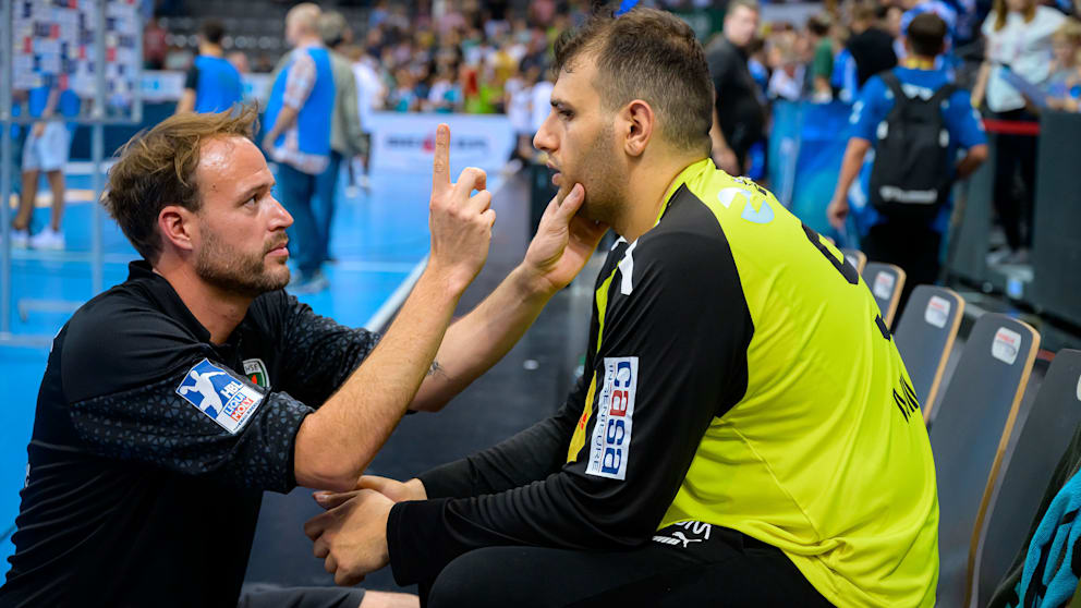 Füchse Physio Ben Kuntz (l.) testet Milosavljev nach einem Gesichtstreffer in Stuttgart