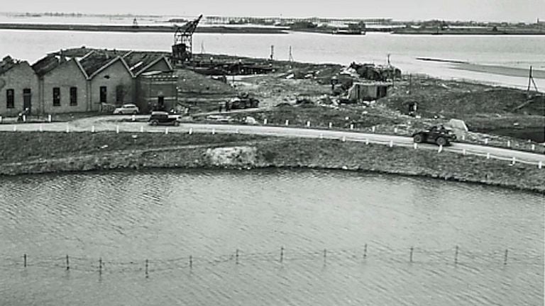 Anna Jacobapolder harbor on Sint Philipsland with a Canadian armored car in the front. Bruinisse is on the other side and is occupied German territory (photo: archive)