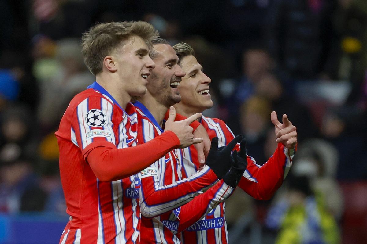 Pablo Barrios, Griezmann y Giuliano celebran un gol.