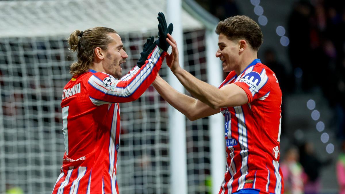 Antoine Griezmann celebra un gol con Julián Álvarez