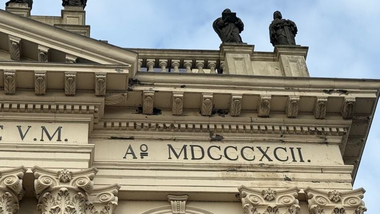 The facade of the basilica is crumbling (photo: Robert te Veele).
