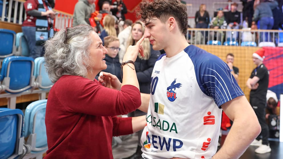 Elias Kofler und seine Mama Angelika, die sich die genähte Platzwunde über dem Auge ansieht