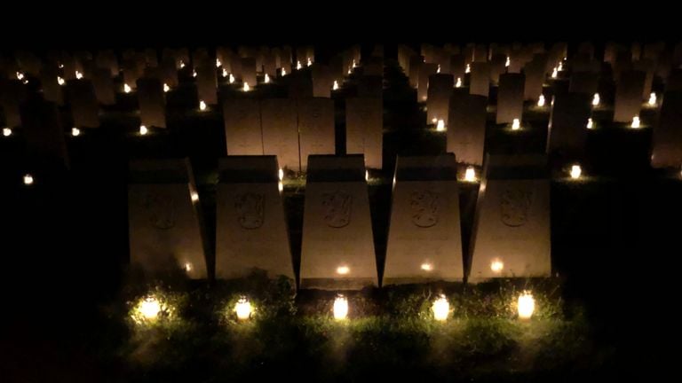 Thousands of lights on Christmas Eve 2024 on the commonwealth cemetery in Bergen op Zoom (photo: Willem-Jan Joachems)