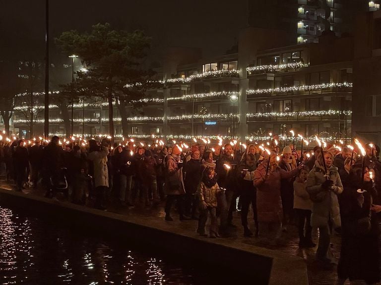 At least 500 people are participating in the peace march (photo: Eva de Schipper).