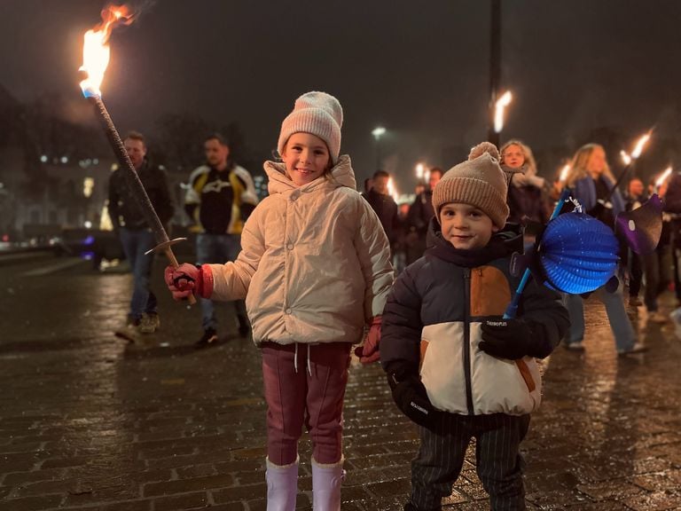Children with torches and lanterns (photo: Eva de Schipper).