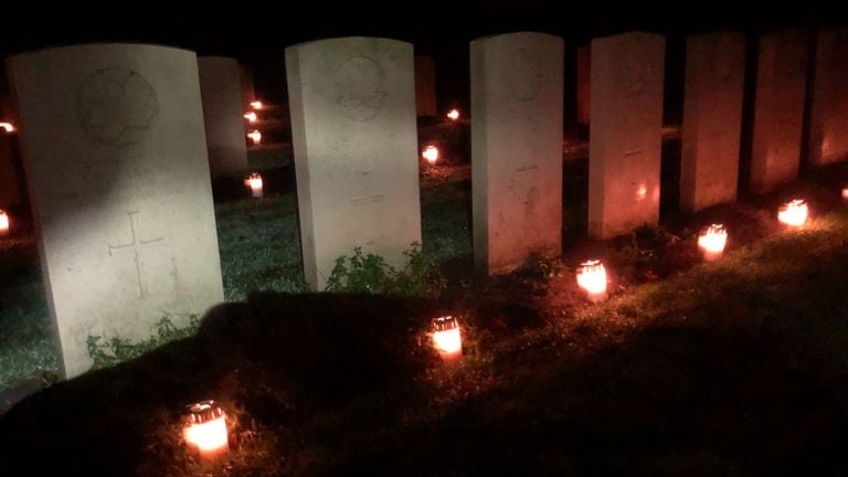 Graves of Allied men who died at Kapelsche Veer January 1945, Bergen op Zoom war cemetery Christmas Eve 2024 (photo: Willem-Jan Joachems)