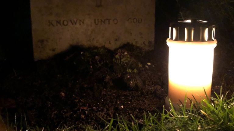 Light for unknown fallen soldier at commonwealth cemetery Bergen op Zoom (photo: Willem-Jan Joachems) 