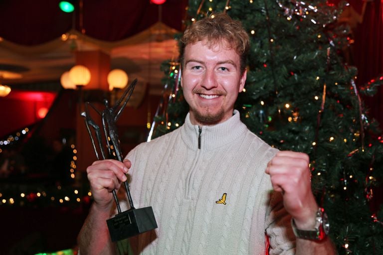 Giel with the statue of the Brabander of the Year