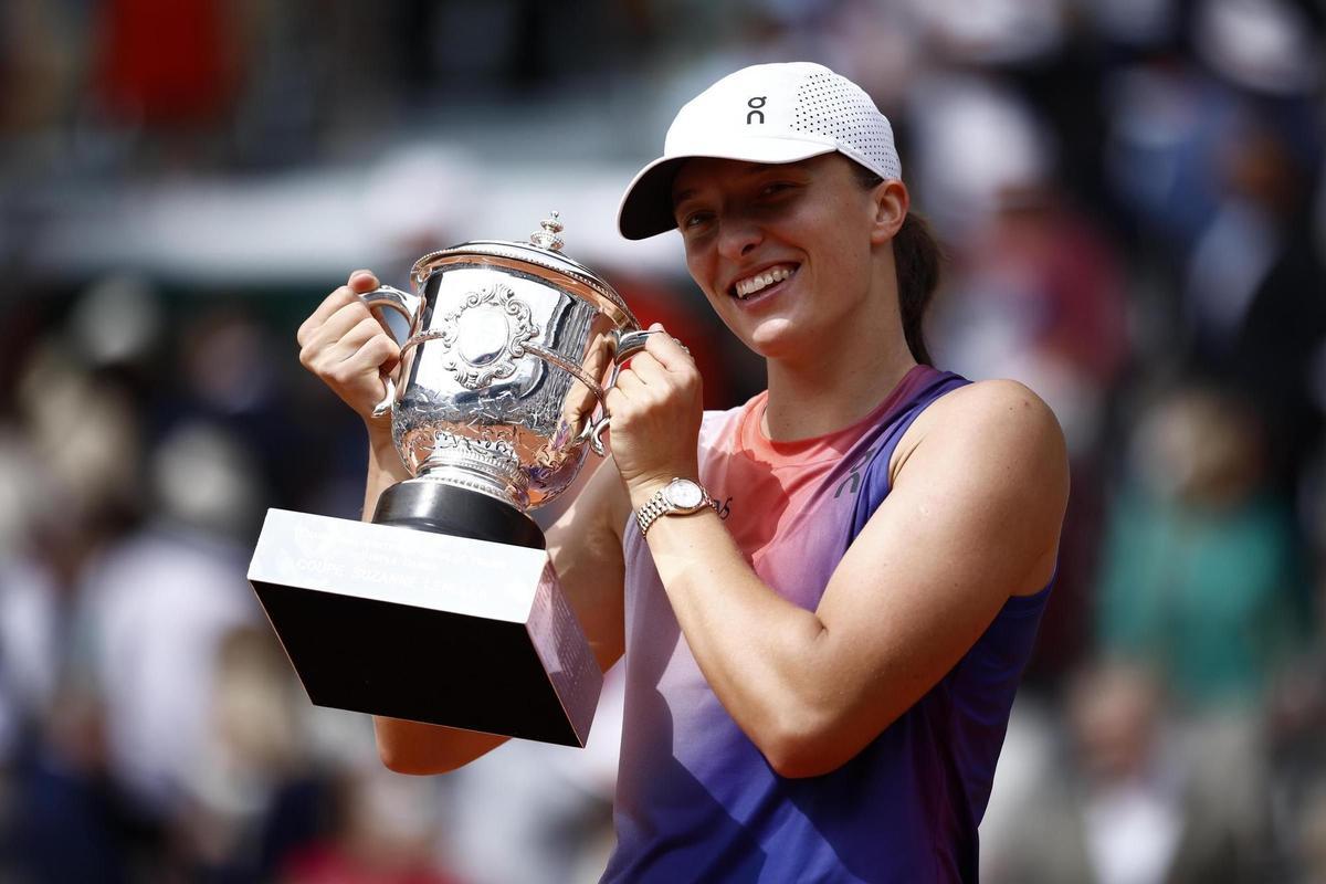 Iga Swiatek celebra su triunfo en Roland Garros.