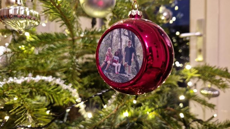 A Christmas ball from the South African family in Mieke's tree (photo: Tom Berkers).