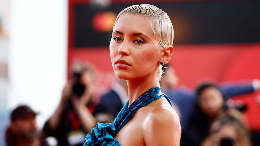 Iris Law (24) lernte den Liverpool-Verteidiger bei einem Fotoshooting kennen
