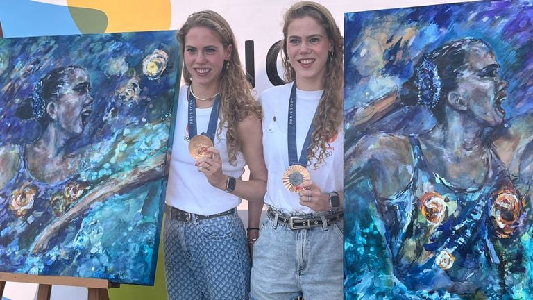 Sisters Noortje and Bregje de Brouwer during the ceremony (photo: Eva de Schipper). 