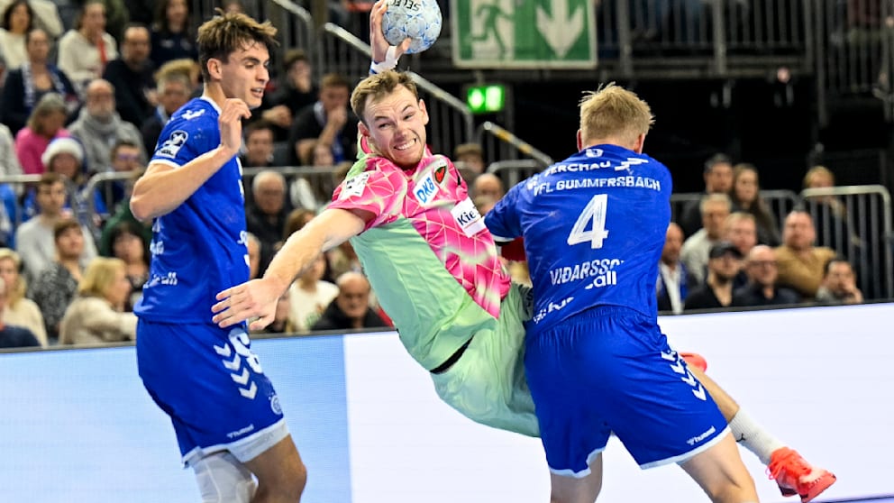 Mathias Gidsel (M.) war vor 19 500 Fans gegen Gummersbach wieder der beste Spieler