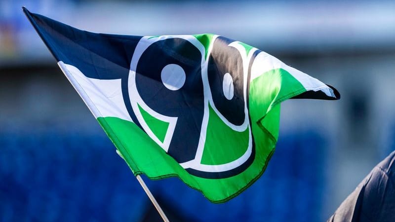 Flag with logo and club colors of Hannover 96: The people of Lower Saxony are in mourning.