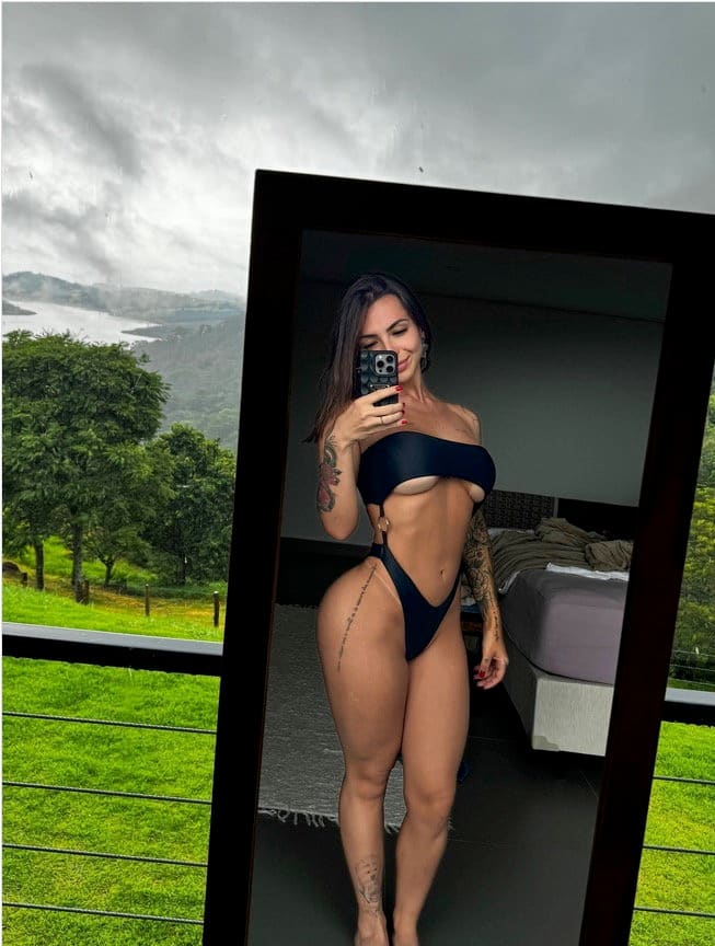 Spieglein, Spieglein: Karol Rosalin posiert bei einem Spiegel-Selfie