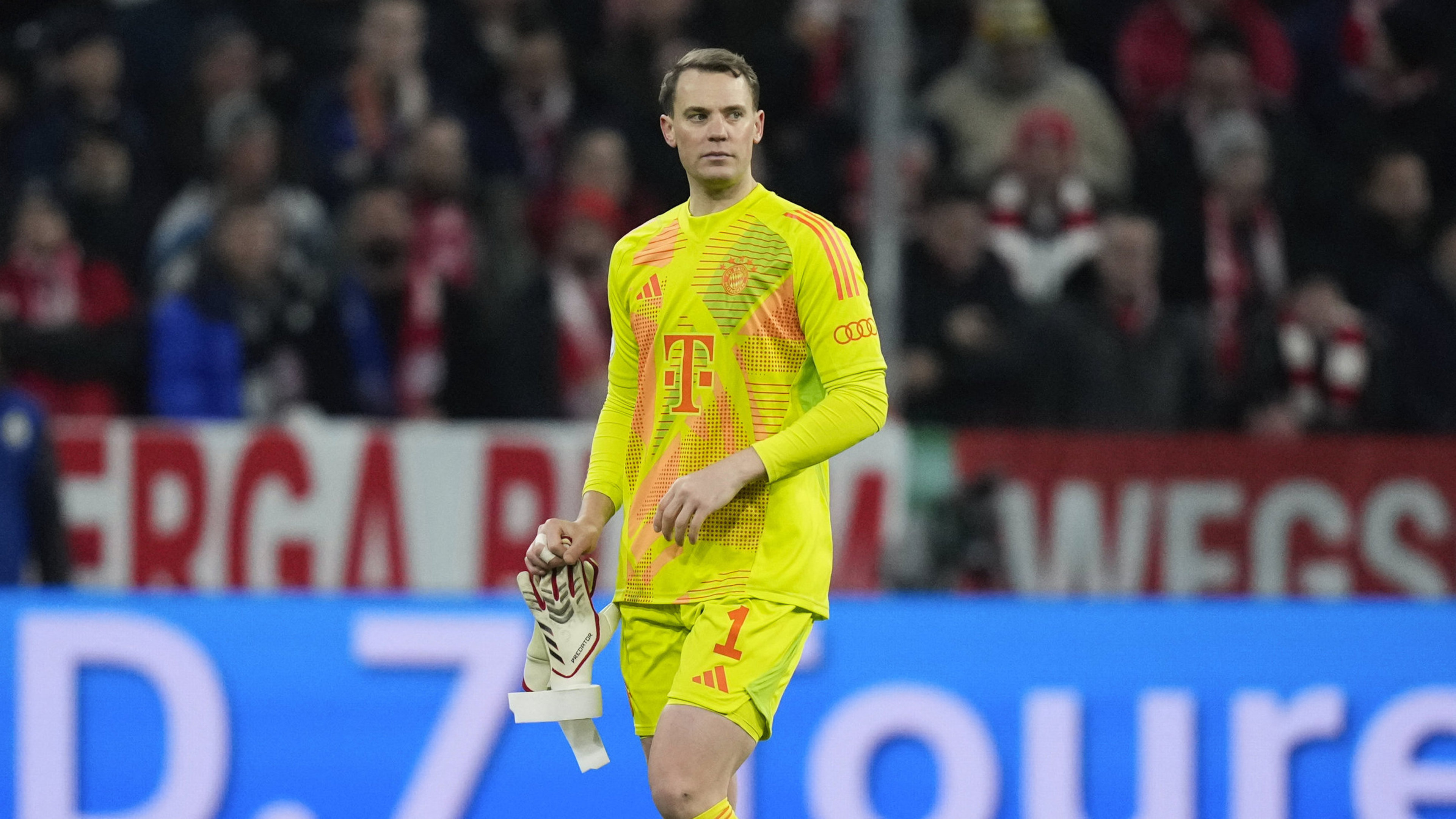 Manuel Neuer leaves the pitch after a red card
