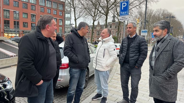 A number of drivers at the taxi stand in Den Bosch (photo: Megan Hanegraaf).