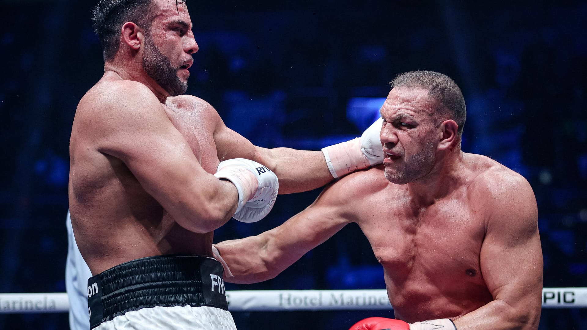 Mahmoud Charr (l.) and Kubrat Pulev: The German professional boxer lost the fight.