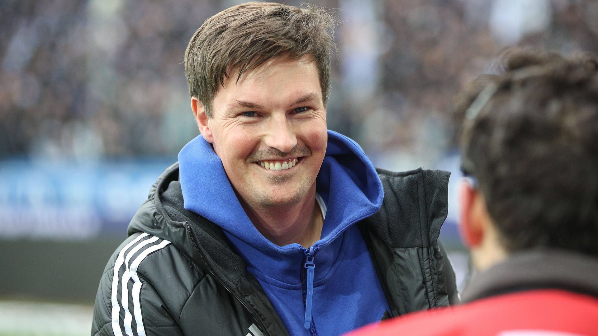 Merlin Polzin has a good laugh: The interim coach won with HSV against Karlsruher SC on Sunday.