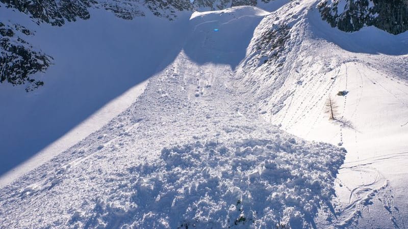 An avalanche on the mountainside (symbolic image): Such an avalanche caught several people in Turkey. An avalanche on the mountainside (symbolic image): Such an avalanche caught several people in Turkey.