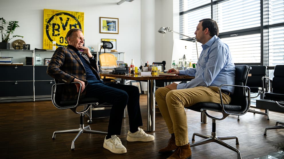 Watzke empfing SPORT BILD-Reporter Christian Kynast (r.) einen Tag vor Heiligabend in seinem Büro in der 5. Etage der BVB-Geschäftsstelle