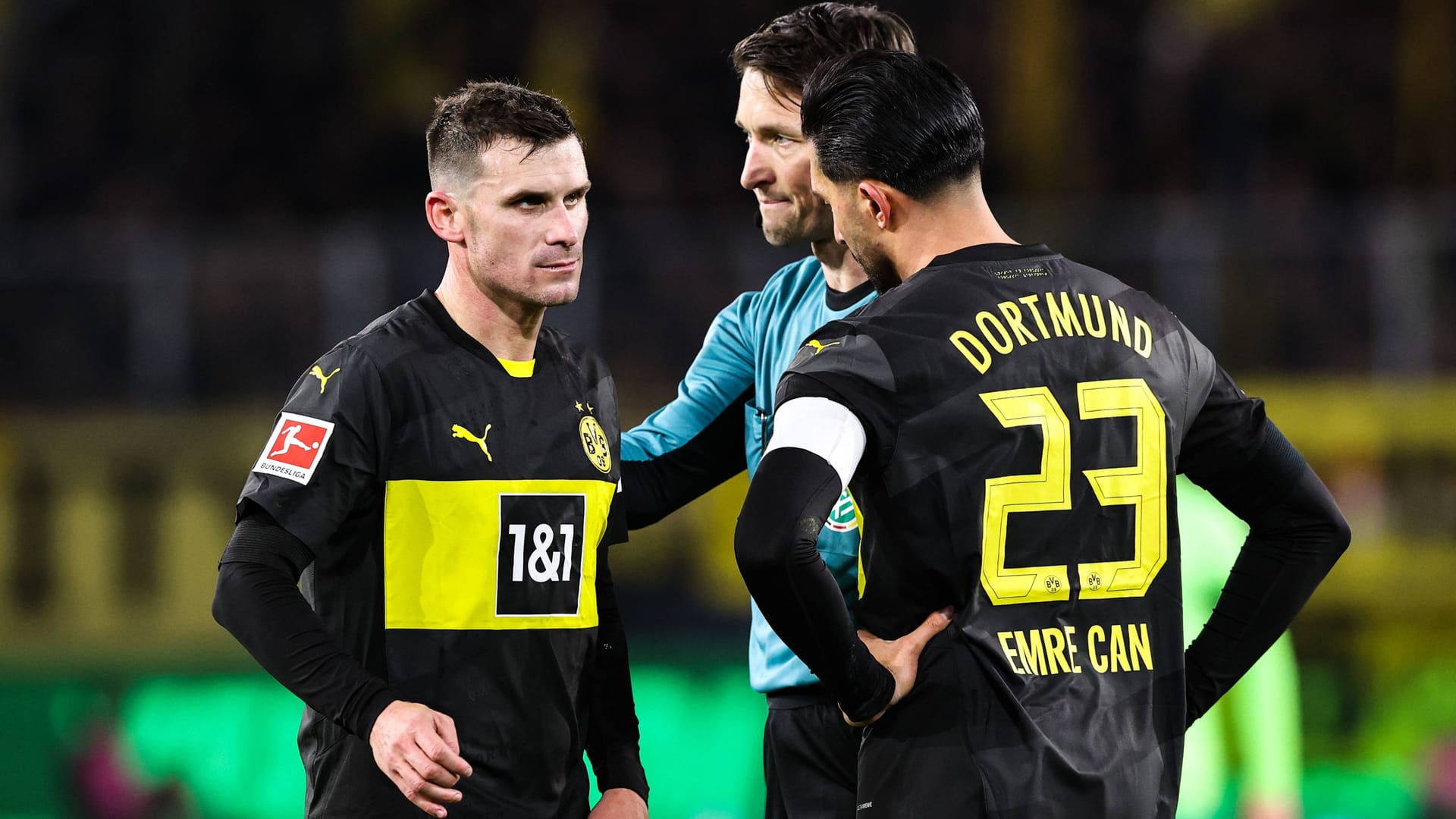 Pascal Groß (l.) after Matthias Jöllenbeck (center, in the background) showed him the red card: BVB has to do without him for the time being.