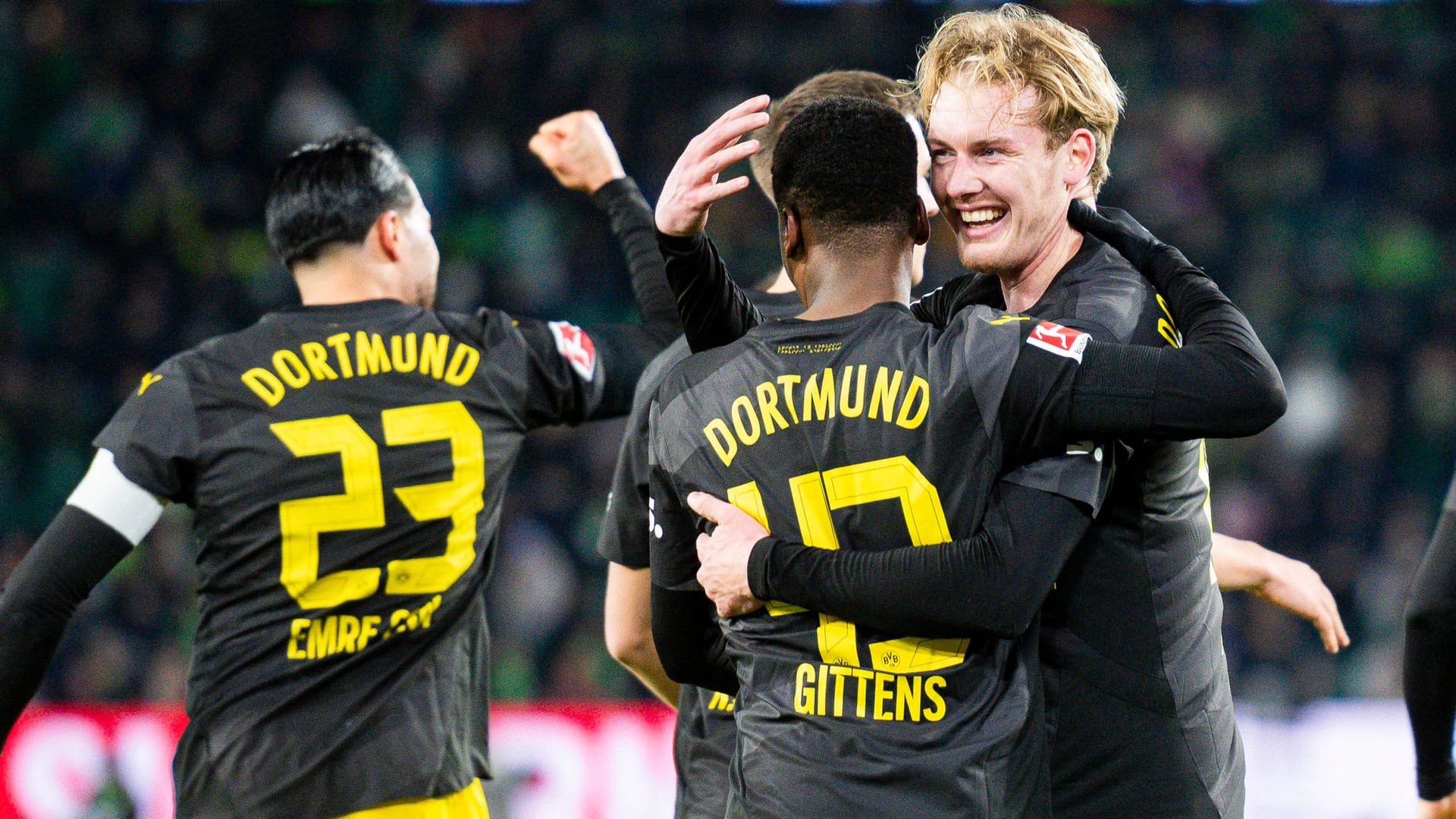 Julian Brandt (r.) and his teammates celebrate: BVB celebrated an important victory in Wolfsburg.