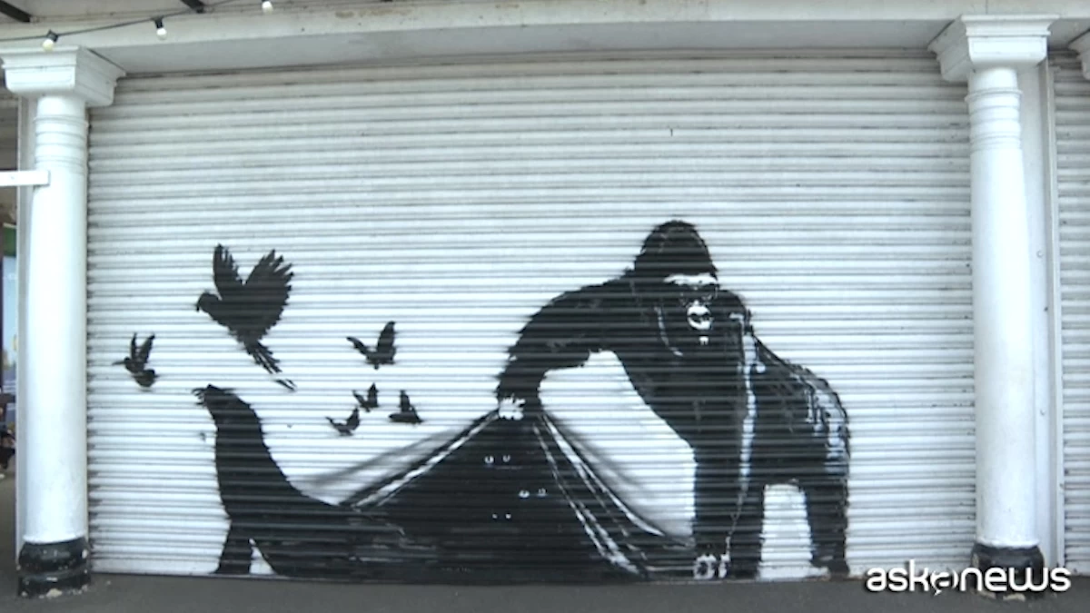 Banksy strikes again in London: a gorilla frees animals from the zoo