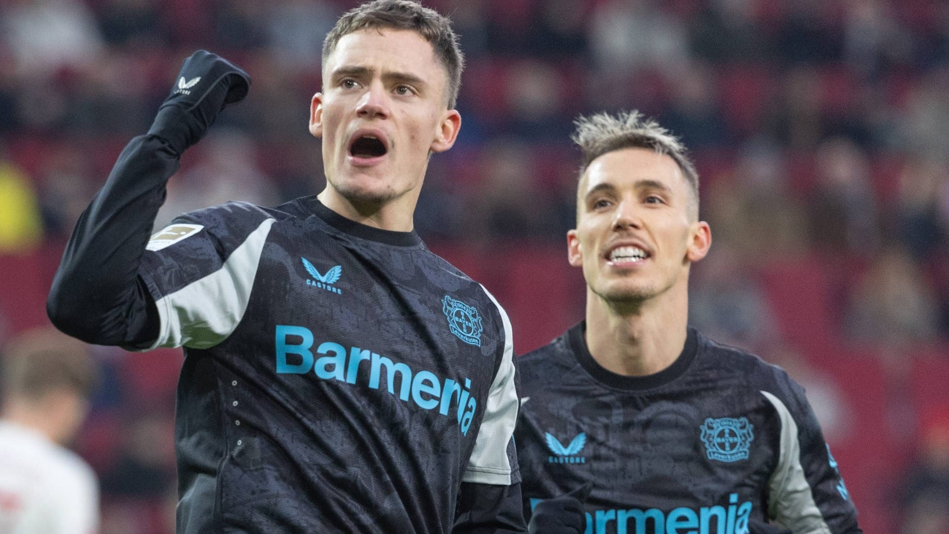 Florian Wirtz (l.) cheers with Alejandro Grimaldo: The "Werkself" is back in shape.