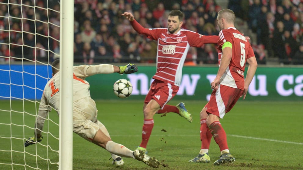 Hinein! Julien Le Cardinal (27./M.) erzielt das Tor des Tages für Brest