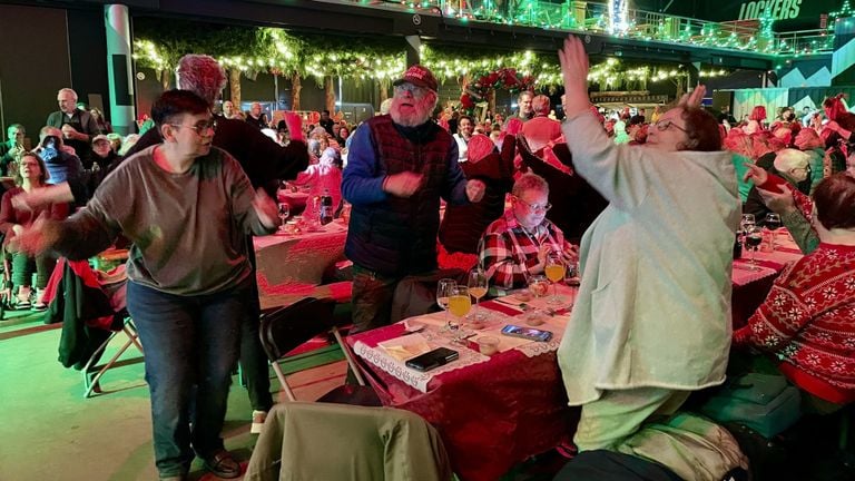 Dancing at the tables! (photo: Omroep Brabant). 