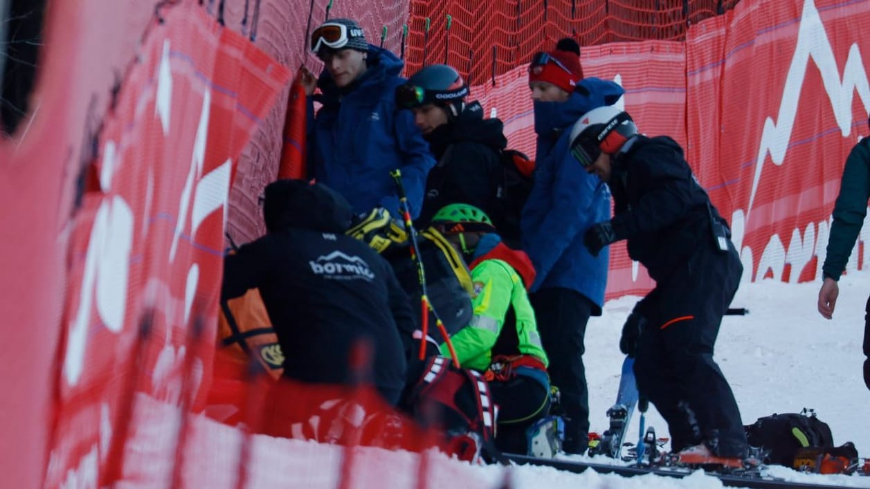 Cyprien Sarrazin: The ski racer has to be transported away by rescue helicopter after a fall in Bormio.