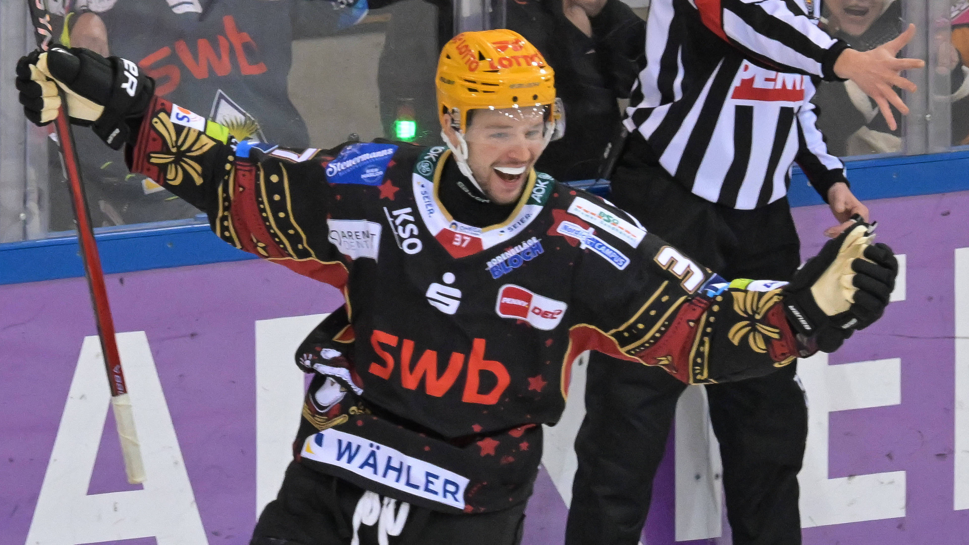 Goal celebration after his 2-0, Markus Vikingstad