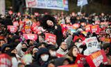 Demonstrations for the impeachment of President Yoon Suk-yeol took place in the streets of Seoul on Saturday. However, the necessary two-thirds majority was lacking in parliament.