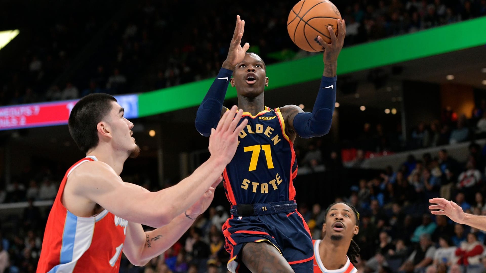 Dennis Schröder (r.) in a duel against Zach Edey from the Grizzlies: The German basketball player had a debut to forget.