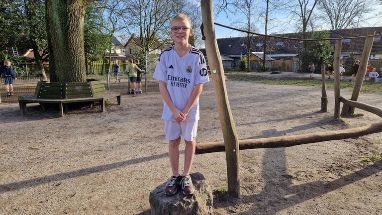 Dex in shorts on the schoolyard (photo: Tom Berkers).